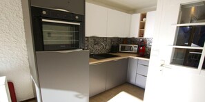 Kühlschrank, Mikrowelle, Ofen, Geschirrspüler