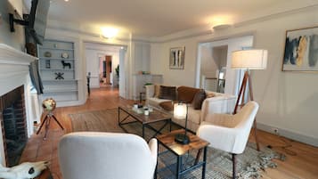 TV connectée, cheminée, table de tennis de table