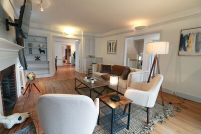 ★ GRAND MID-CENTURY HOME ★ NEAR UNIVERSITY