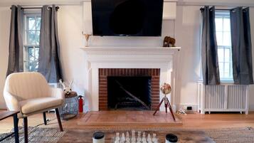 Smart TV, fireplace, table tennis