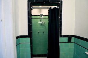 Duschwanne, Whirlpool, Haartrockner, Handtücher