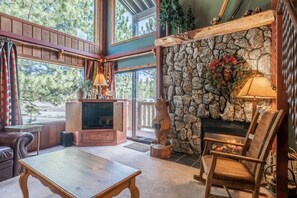 Una televisión, una chimenea