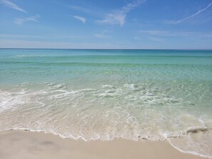 Playa en los alrededores, camastros y toallas de playa 