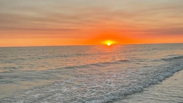 Plage à proximité, chaises longues, serviettes de plage