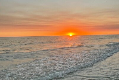 Bright Spacious Villa with a Pool – 15 min from Siesta Beach #1 Beach in the USA
