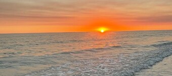 Bright Spacious Villa with a Pool – 15 min from Siesta Beach #1 Beach in the USA