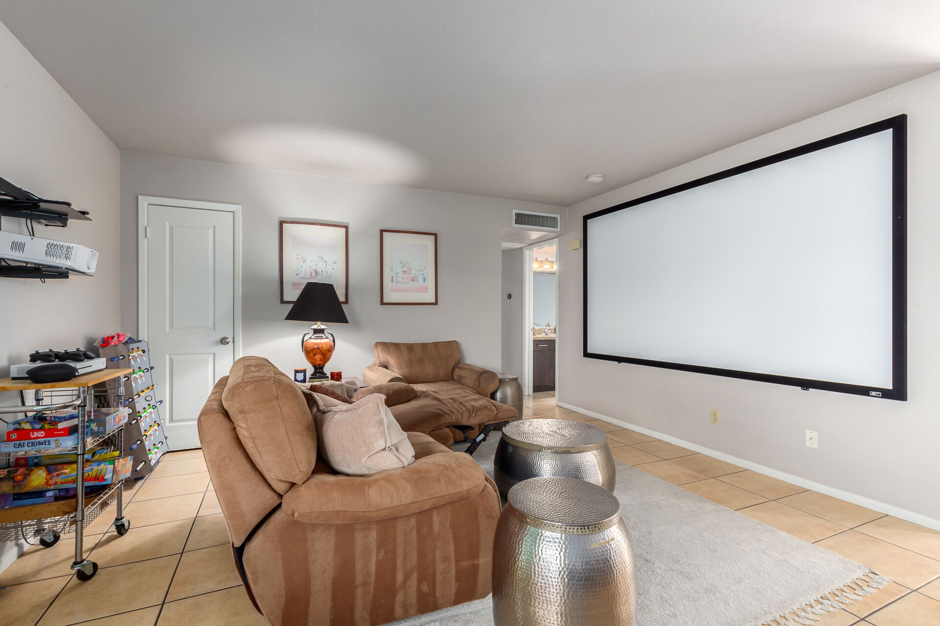 2 bedroom cottage -- 5 minutes from the airport