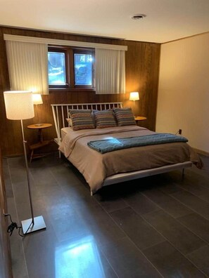 4 bedrooms, travel cot, free WiFi, bed sheets - Lakefront Mid-Century Modern 4 Bedroom Home (Mongaup Valley)