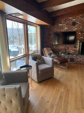 Smart TV, fireplace, video games, ping pong - Lakefront Mid-Century Modern 4 Bedroom Home (Mongaup Valley)