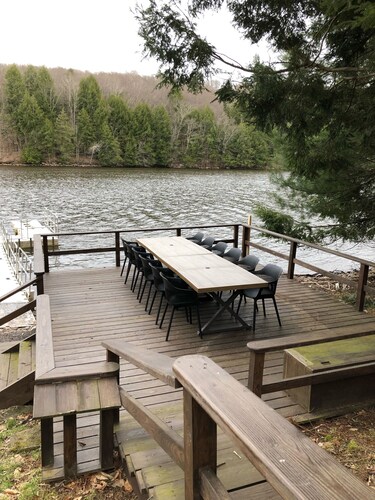  Private Lakefront,  Dock Kayaks, Hot Tub, Game Room -Never leave the house! 