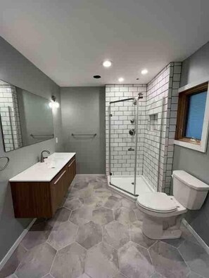 Combined shower/bathtub, hair dryer, towels, toilet paper - Lakefront Mid-Century Modern 4 Bedroom Home (Mongaup Valley)