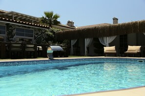 室外游泳池，免费小屋，池畔遮阳伞
