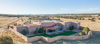 **NEW** Beautiful High End Home 20 min from Plaza