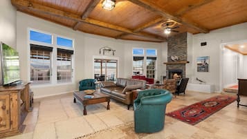 تلفزيون ذكي، مشغل دي في دي، كُتُب، شاشة كمبيوتر