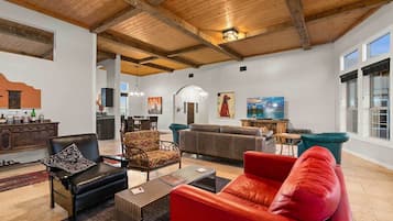 تلفزيون ذكي، مشغل دي في دي، كُتُب، شاشة كمبيوتر