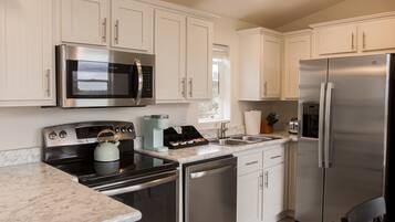 Køleskab, mikrobølgeovn, ovn, kogeplade