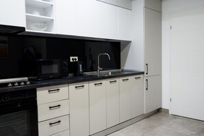 Fridge, highchair, cookware/dishes/utensils, dining tables - Design apartmanet in Magheru (București)
