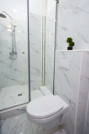 Combined shower/tub, hair dryer, towels, soap - Design apartmanet in Magheru (București)