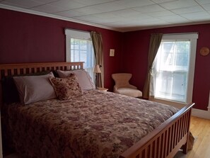 3 bedrooms, desk, iron/ironing board, travel cot