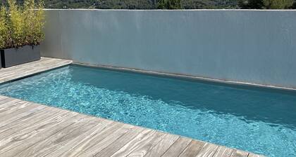 Villa 6 persons near Cassis Marseille Aix en Provence swimming pool barbecue view