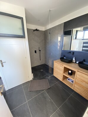 Ducha y bañera combinadas, secador de pelo, toallas y jabón