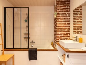 Badewanne, kostenlose Toilettenartikel, Haartrockner, Handtücher