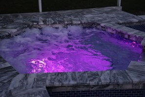 Tina de hidromasaje al aire libre