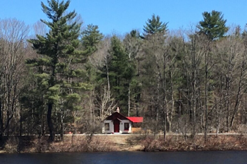 Beautiful cottage on quiet country road