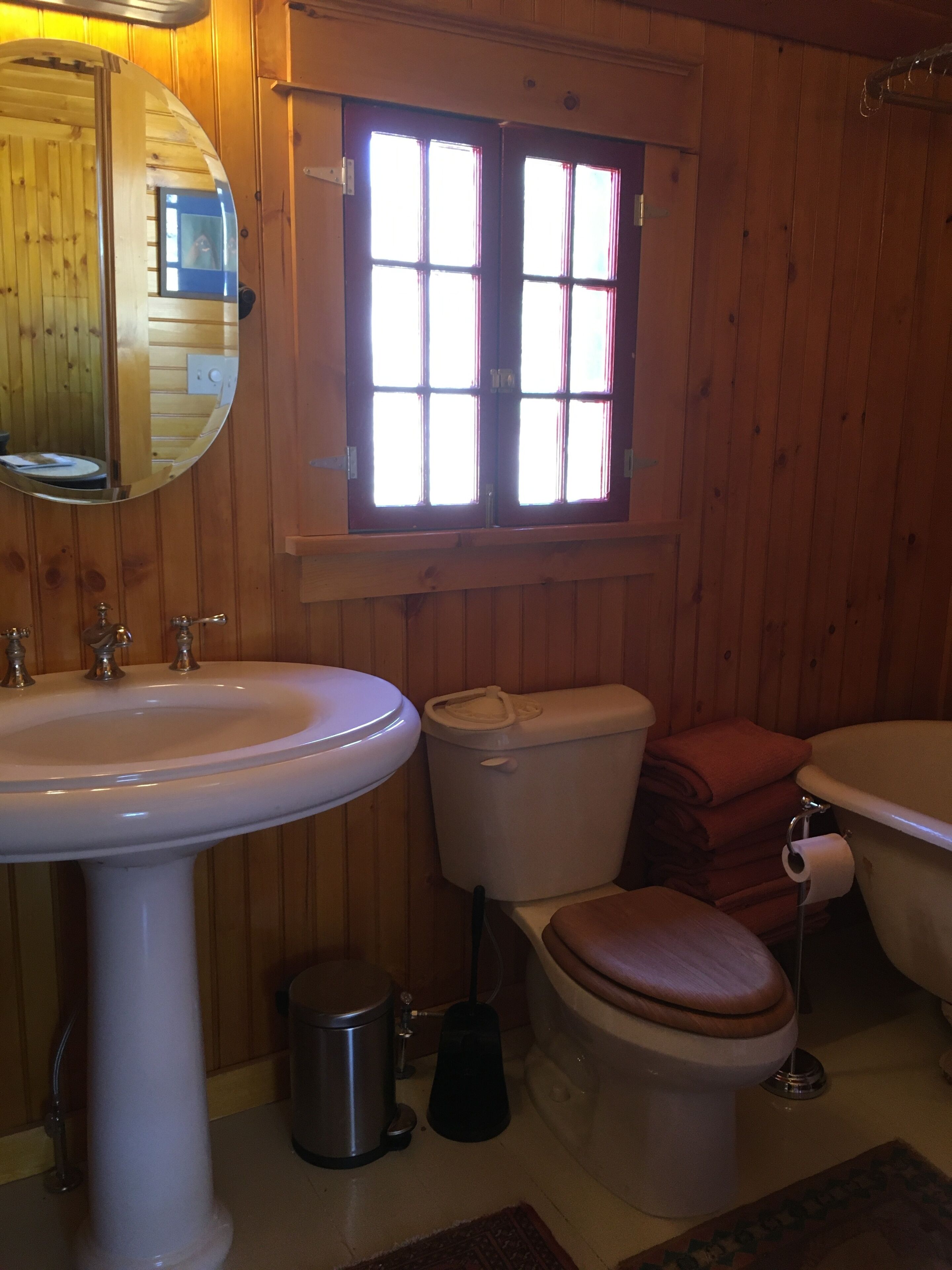 Beautiful cottage on quiet country road 