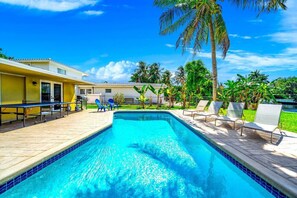 Outdoor pool, a heated pool - HEATED POOL+WATERFRONT+KAYAK+PING PONG / NEAR BEACH! (Pompano Beach)