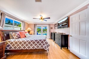 4 bedrooms, desk, iron/ironing board, travel cot