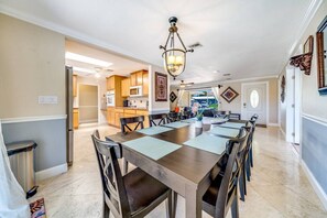 Dining - HEATED POOL+WATERFRONT+KAYAK+PING PONG / NEAR BEACH! (Pompano Beach)