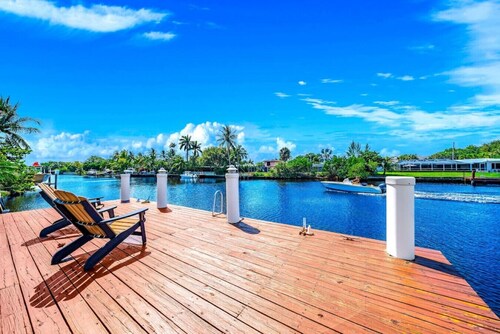 HEATED POOL+WATERFRONT+KAYAK+PING PONG / NEAR BEACH!