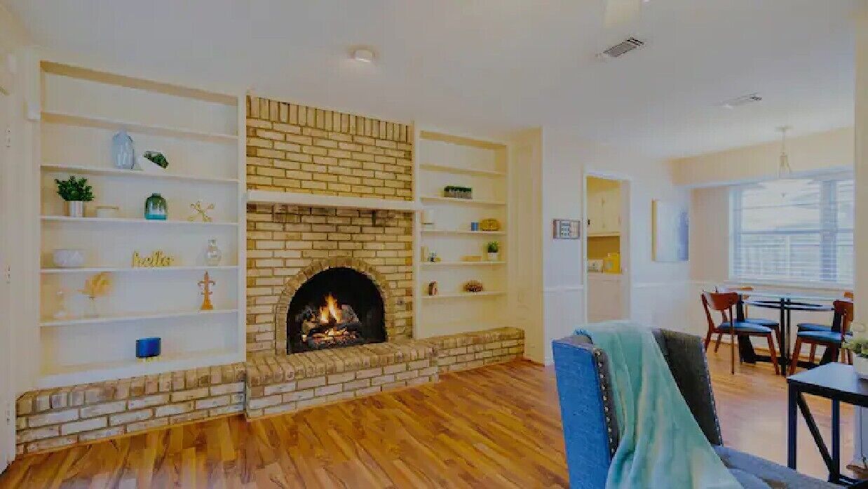 *The Britain* ❤️ of Dallas ~ Irving ~Plano~ Fort Worth ~ Luxury Home Sleeps 12