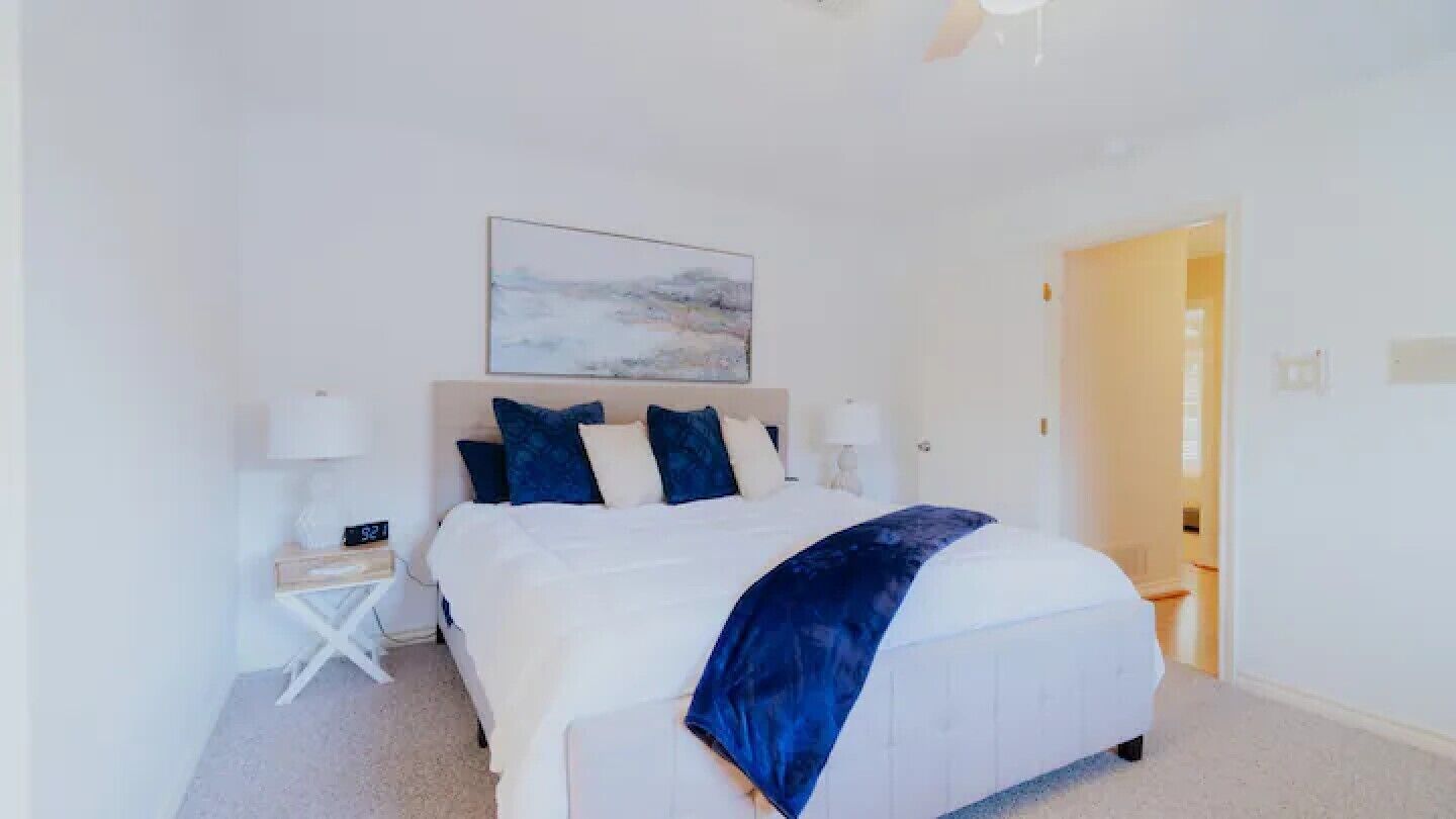 *The Britain* ❤️ of Dallas ~ Irving ~Plano~ Fort Worth ~ Luxury Home Sleeps 12