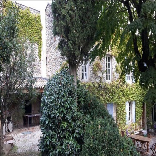 studio de charme dans mas ancien, parking privé,piscine.