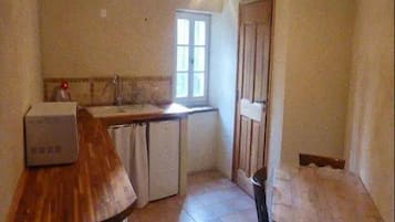 Fridge, stovetop, coffee/tea maker, electric kettle