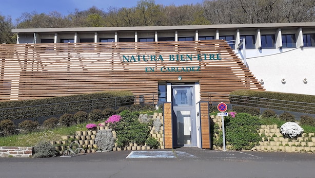 Ein Gebäude mit einem Schild, auf dem „NATURA BIEN-ETRE EN CARLADEZ“ steht.