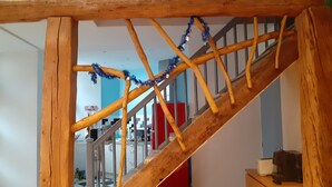 Eine Holztreppe mit blauen Girlanden.