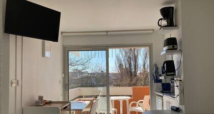 ĂlĂ©gant T2 piscine, clim, wifi & vue mer. 5 min de la plage, shops, bar & restos