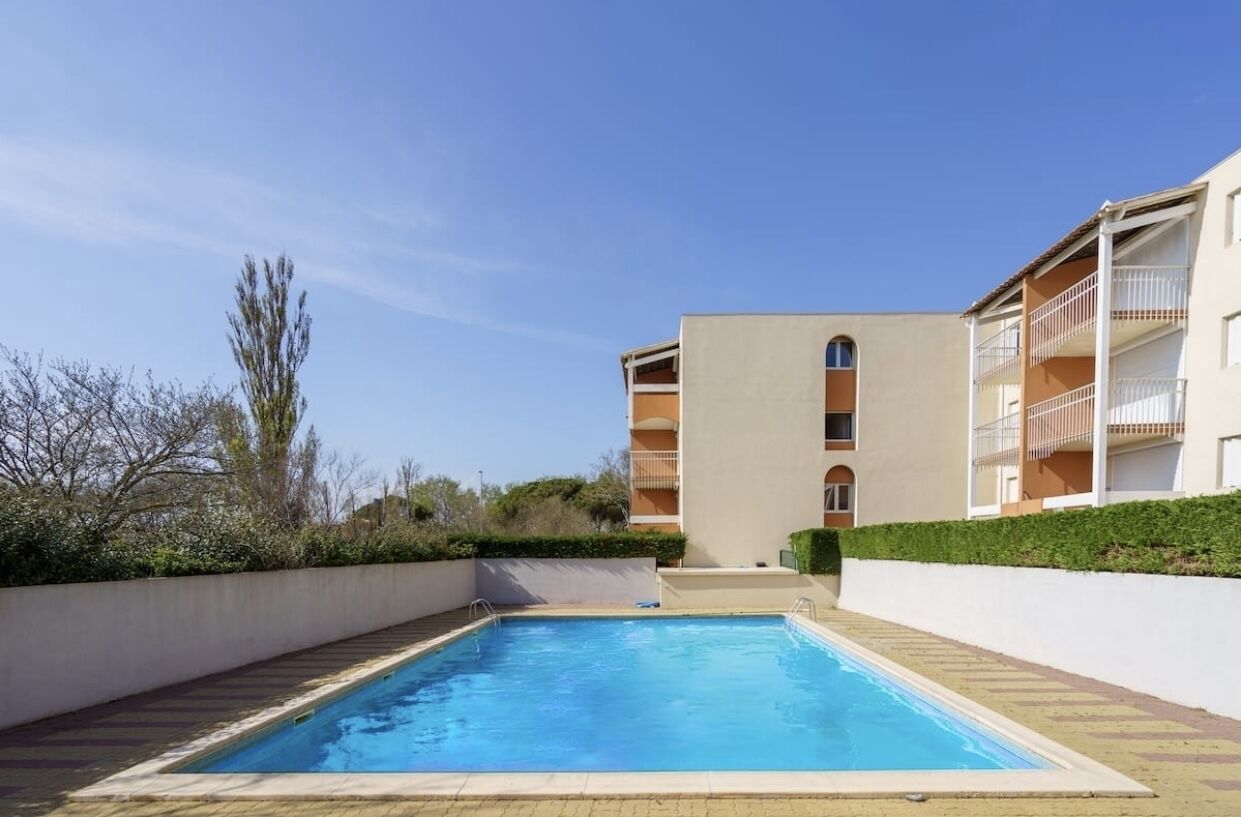 RENTAL 2 ROOMS IN A RESIDENCE WITH SWIMMING POOL 250m FROM THE BEACH OF ROCHELONGUE.