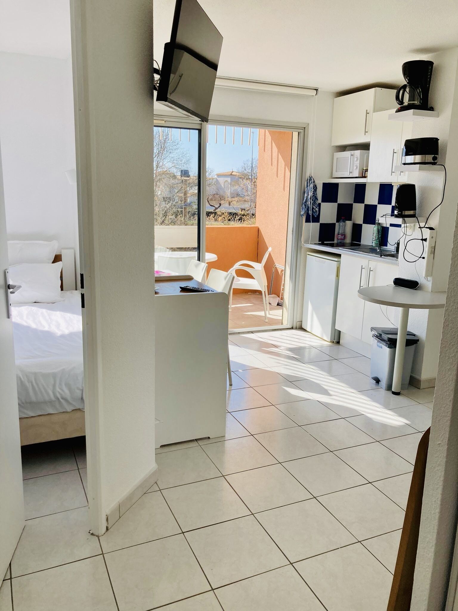 RENTAL 2 ROOMS IN A RESIDENCE WITH SWIMMING POOL 250m FROM THE BEACH OF ROCHELONGUE.