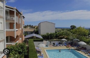 Outdoor pool - Elegant T2 pool, air conditioning, wifi & sea view. 5 min from the beach, shops, bar & restaurants. (Agde)