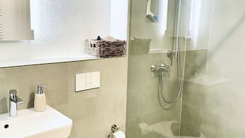 Dusche, Haartrockner, Handtücher, Seife