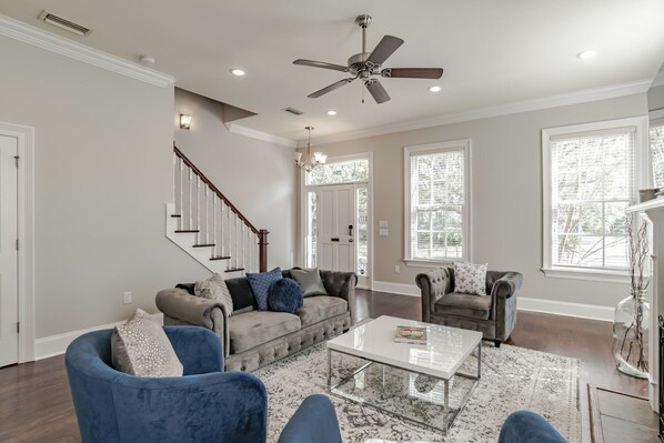 Smart TV, fireplace, ping pong, books