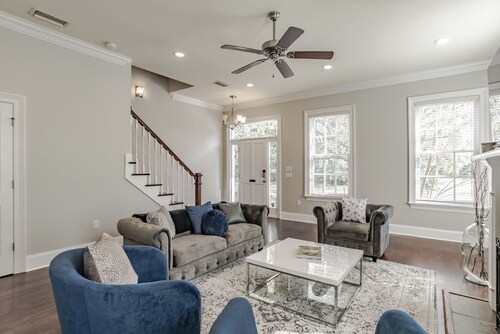 Beautiful Townhouse at De Tonti Square