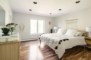 4 bedrooms, desk, iron/ironing board, free WiFi - Modern, Magical Woodsy Escape 1 Hour From NYC (Putnam Valley)