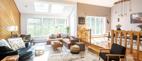 Smart TV, caminetto, studio, monitor per computer