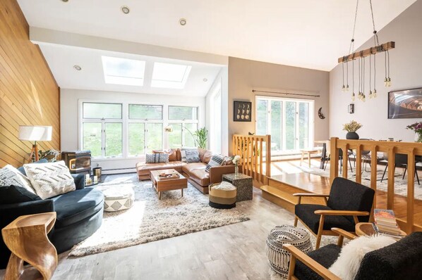 Smart TV, fireplace, offices, computer monitors - Modern, Magical Woodsy Escape 1 Hour From NYC (Putnam Valley)