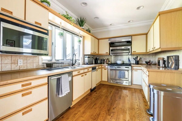 Een koelkast, een microgolfoven, een oven, een kookplaat